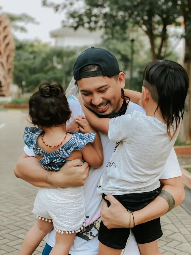 6 Potret Hangat Ryan Delon Bersama Buah Hatinya, Disebut Hot Daddy