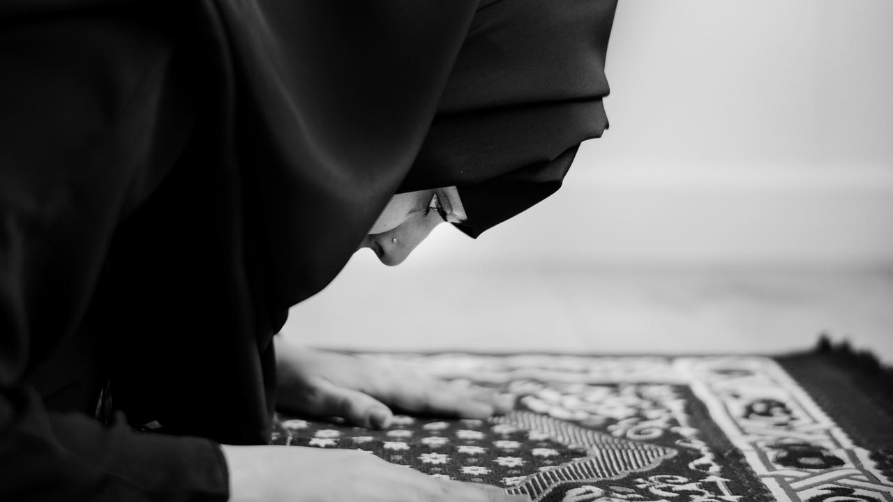 Bagaimana Hukum Solat Saat Keputihan Pada Wanita? Ini Kata Ustadzah