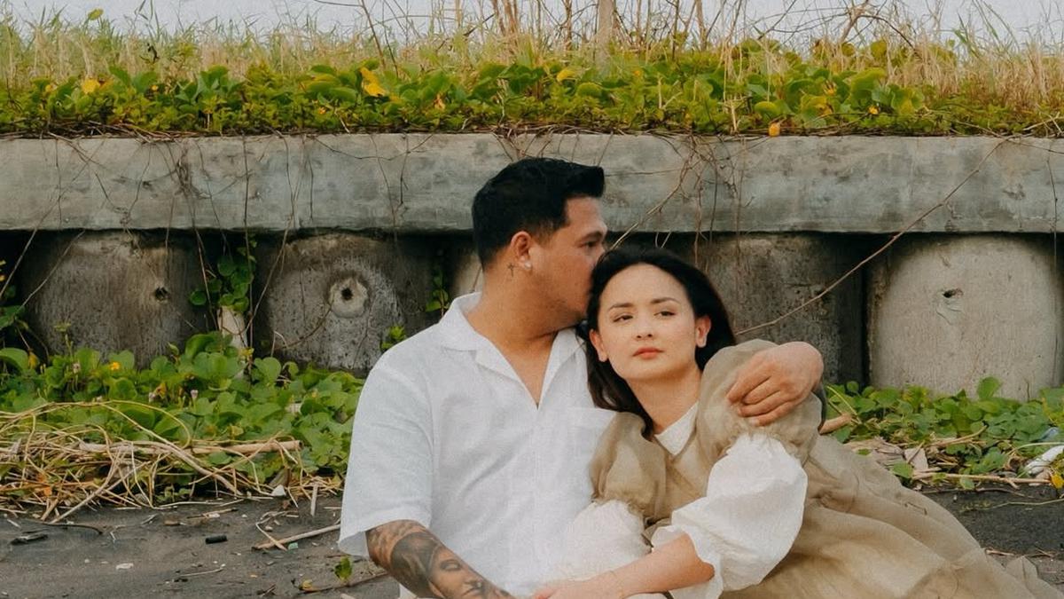 6 Potret Joanna Alexandra dan Immanuel Christover Mesra di Pantai, Kode Keras Bakal Segera Menikah?