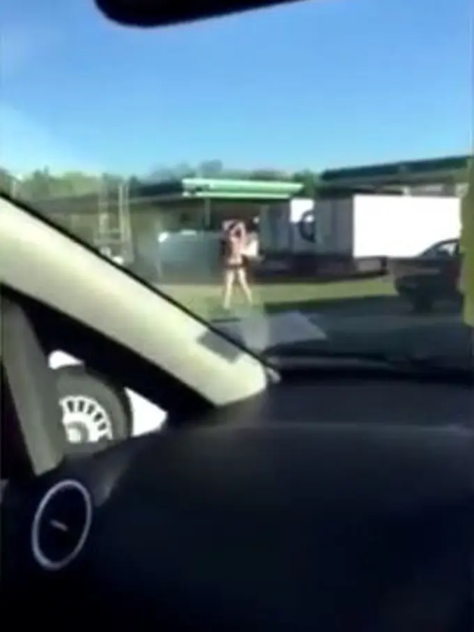 [Bintang] Hampir Telanjang, Pria Ini Olahraga di Pinggir Jalan, Waras?