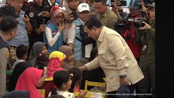Prabowo Temui Pengungsi Korban Banjir di Agam Sumbar dan Cek Pembangunan Hunian Sementara