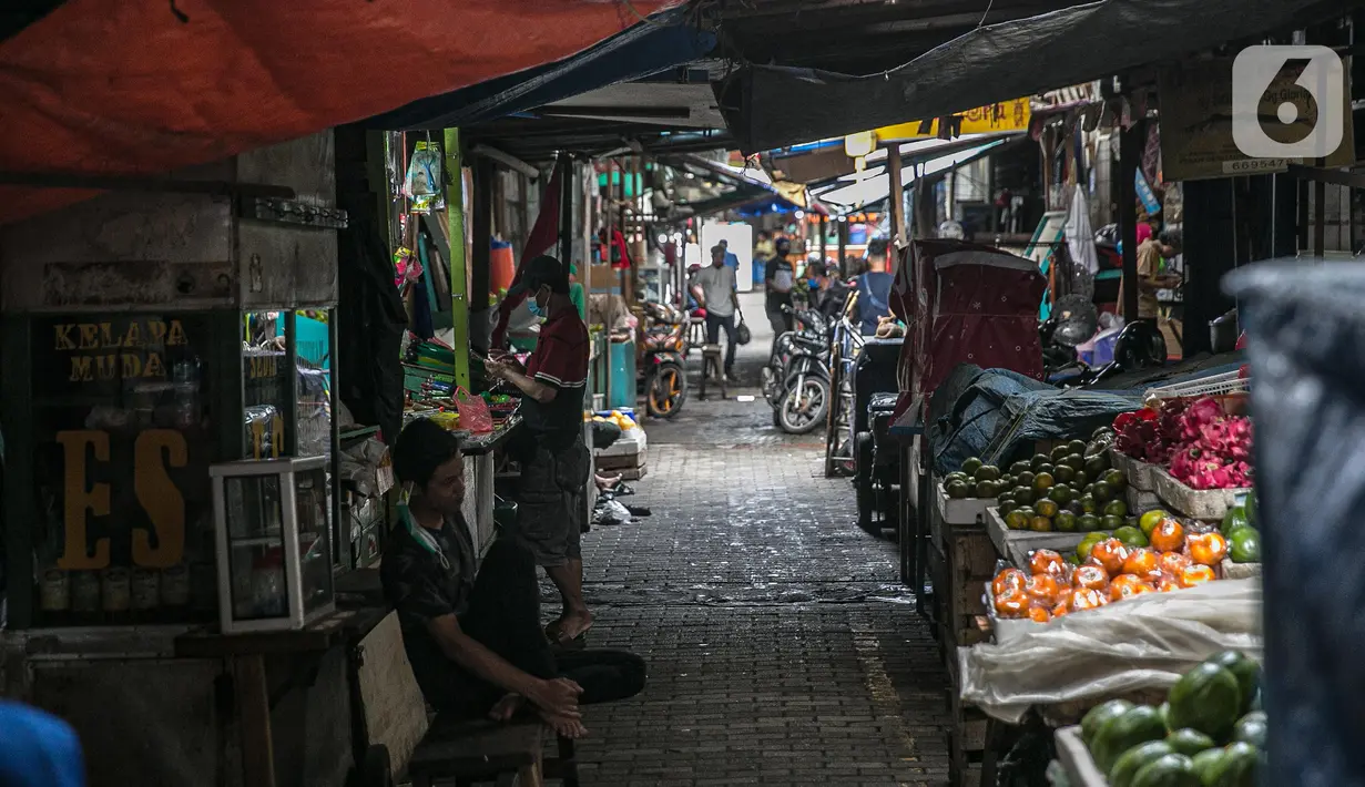 Suasana Gang Gloria, Pancoran, Glodok, Jakarta, Rabu (2/2/2021). Gang yang dipenuhi penjual kuliner khas pecinan yang sudah ada sejak tahun 1920-an ini semakin sepi pembeli karena adanya pandemi Covid-19. (Liputan6.com/Faizal Fanani)