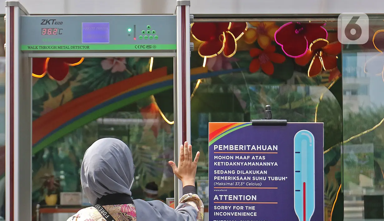 Pengunjung menjalani pemeriksaan sebelum masuk ke dalam Mall Margo City, Depok, Jawa Barat, Selasa (9/6/2020). Pusat perbelanjaan atau mal di Kota Depok akan mulai dibuka pada 16 Juni 2020 dengan menerapkan sejumlah aturan protokol kesehatan yang ketat. (Liputan6.com/Herman Zakharia)