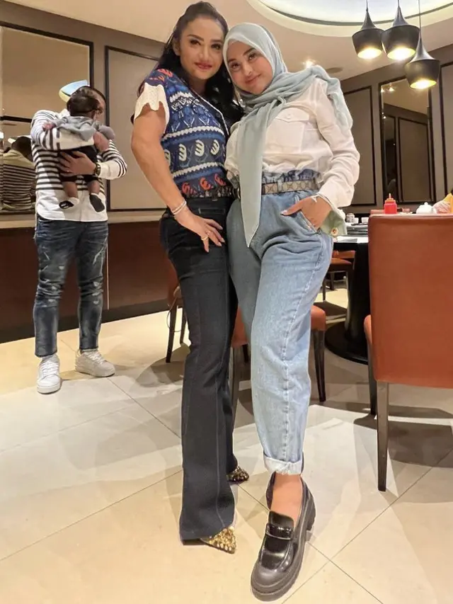 Krisdayanti Saat Makan Malam Bersama Ameena dan Aurel Hermansyah