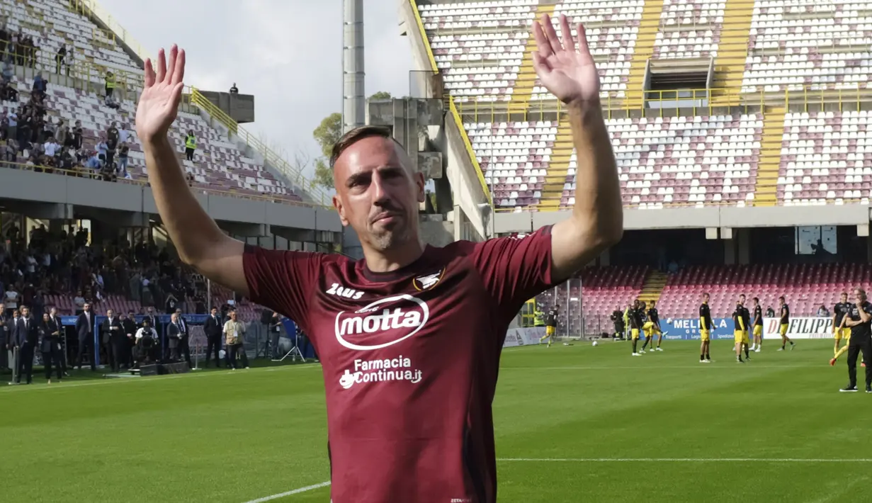 Dalam seremoni perpisahannya itu, Ribery tak kuasa membendung air mata. Ia tampak terharu saat suporter klub itu menyambutnya dengan riuh selama upacara perpisahannya itu. (Alessandro Garofalo/LaPresse via AP)
