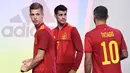 Pemain Timnas Spanyol, Dani Olmo, Alvaro Morata dan Thiago Alcantara saat launching jersey baru di Las Rozas, Madrid, Spanyol, Rabu (13/11). Jersey baru tersebut untuk menyambut Piala Eropa 2020. (AFP/Oscar Del Pozo)