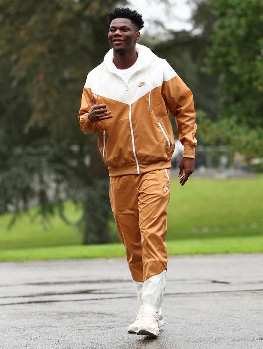 Gelandang timnas sepak bola Prancis, Aurelien Tchouameni, tiba untuk ambil bagian dalam persiapan tim untuk pertandingan kualifikasi UEFA Nations League mendatang di Clairefontaine-en-Yvelines pada 7 Oktober 2024. (FRANCK FIFE/AFP)