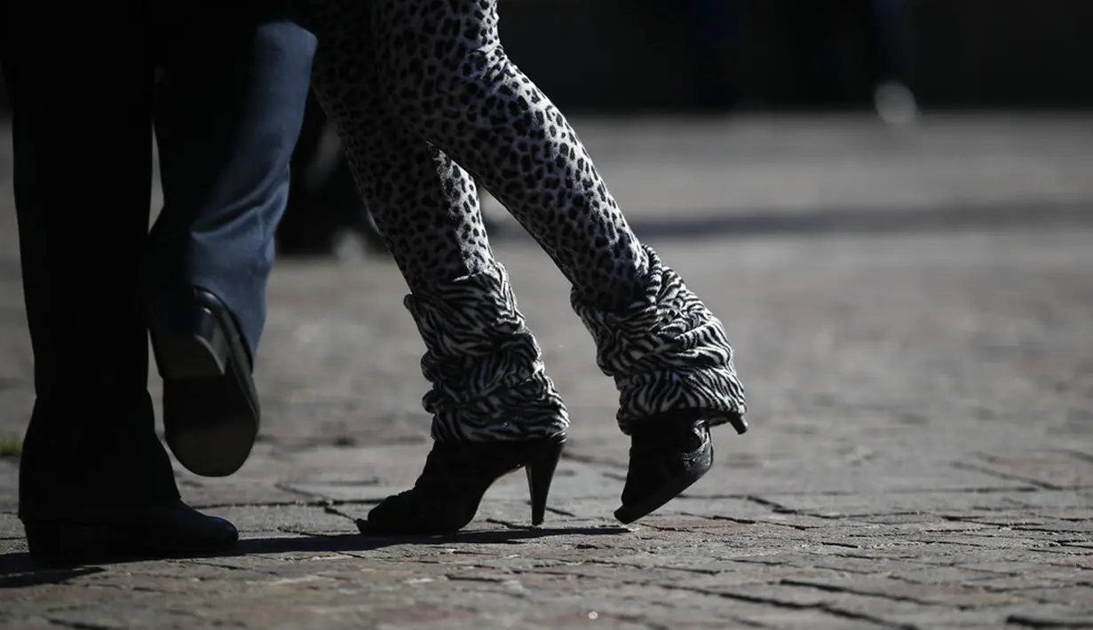 Sepasang suami istri menari tango saat demonstrasi menuntut diizinkan berlatih di ruang terbuka di tengah pembatasan karena melonjaknya kasus COVID-19 di Buenos Aires, Argentina, Sabtu (29/5/2021). Sejak pandemi, tango ditangguhkan untuk menghentikan infeksi COVID-19. (AP Photo/Natacha Pisarenko)