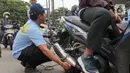 Kendaraan-kendaraan yang melintas diberhentikan secara bertahap untuk dilakukan uji emisi. (Liputan6.com/Herman Zakharia)