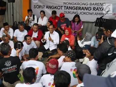 Menteri Perhubungan Budi Karya Sumadi berbincang dengan para sopir angkot saat nongkrong bareng di Tangerang, Banten, Sabtu (26/1). Budi mendengar banyak masukan dari para sopir angkot tentang permasalahan yang mereka alami. (Liputan6.com/Angga Yuniar)