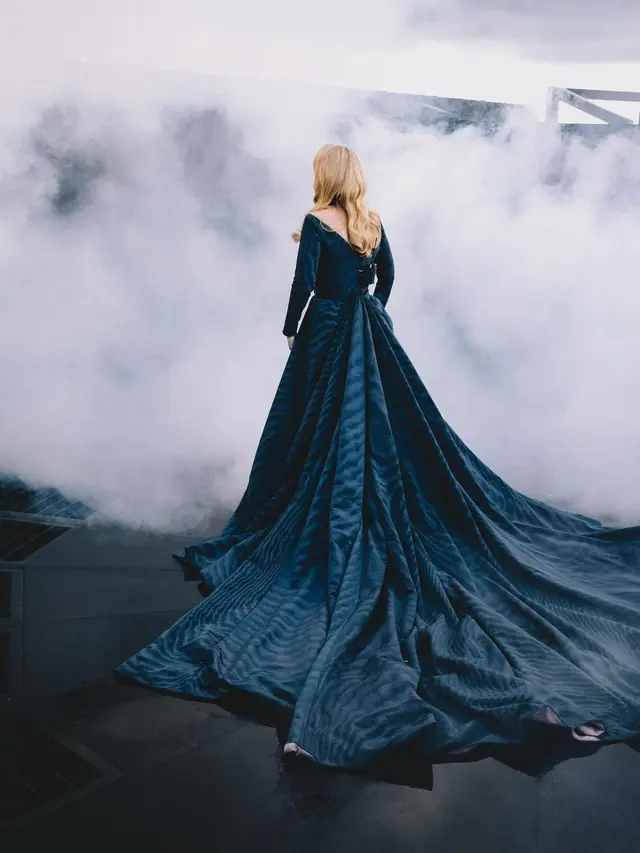 Gaya Memukau Adele Bergaun Biru Dongker dengan Ekor Panjang di Malam Pembukaan Konser Residensi Munich