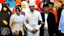 Reza Pahlevi bersama kedua orangtuanya menuju Masjid Al Ittihad di Tebet untuk menghadiri acara Ijab Kabul mempersunting Ika Nico, Jakarta, Jumat (28/8/2015). Reza terlihat tampan mengenakan busana serba putih. (Liputan6.com/Faisal R Syam)