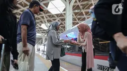 Dalam rangka memperingati Hari Kartini pada 21 April 2025, sejumlah petugas perempuan Kereta Cepat Whoosh tampil mengenakan kebaya sambil membagikan bunga di seluruh stasiun Kereta Cepat Whoosh. (Liputan6.com/Angga Yuniar)
