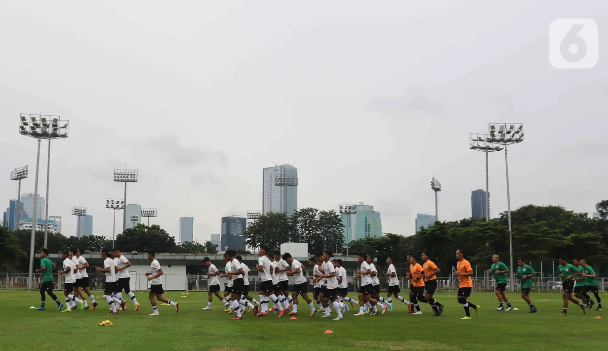 Para pemain Timnas Indonesia U-22 melakukan pemanasan selama sesi latihan tim di Lapangan A Senayan, Jakarta, Kamis (2/3/2023). Latihan timnas U-22 langsung dipimpin oleh Indra Sjafri. (Liputan6.com/Herman Zakharia)