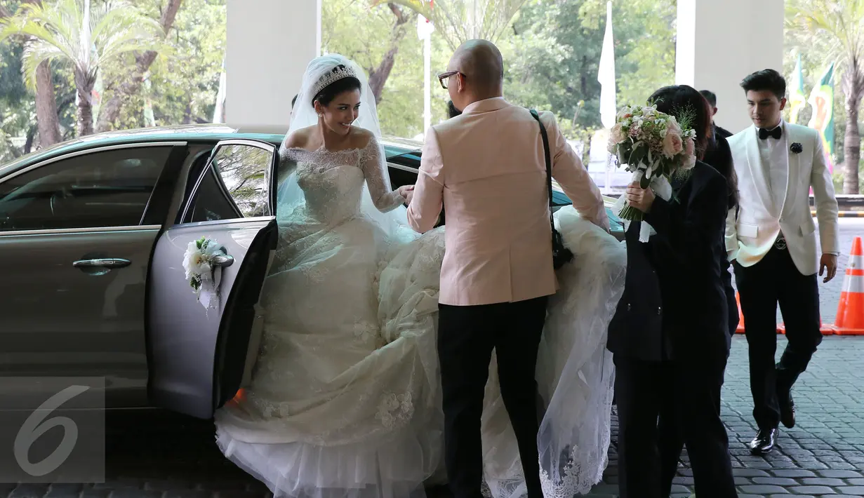 Chelsea Olivia saat tiba di Gereja Katedral untuk acara pemberkatan pernikahan, Jakarta, Kamis (1/10/2015). Chelsea tampak cantik dengan busana pengantin nuansa putih yang dikenakannya (Liputan6.com/Herman Zakharia)