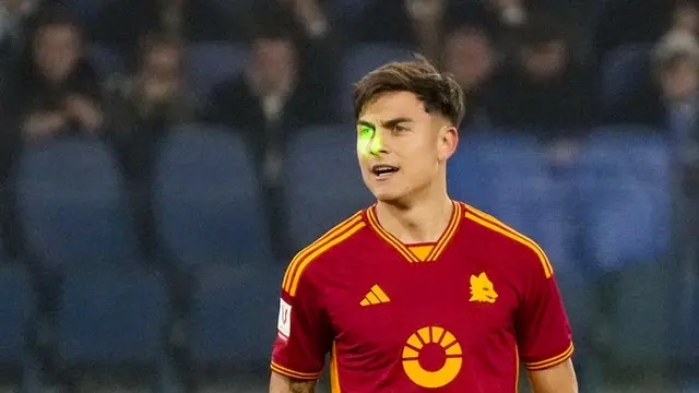 Foto: Momen Paulo Dybala Kena Teror Sinar Laser saat Laga AS Roma Kontra Lazio di Coppa Italia