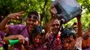 Orang-orang bersuka ria dalam perang anggur di Haro, Spanyol utara, Sabtu (29/6/2019). Ratusan orang berpartisipasi dalam pertempuran musim panas yang terkenal ini dengan menumpahkan ribuan liter anggur merah atau wine ke tubuh peserta satu sama lain. (AP/Alvaro Barrientos)