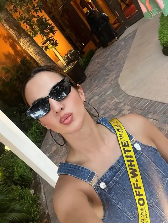 Tak terlihat seperti ibu anak tiga, Nia Ramadhani lakukan mirror selfie dengan gaya khas anak muda [@ramadhaniabakrie]