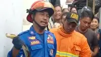 Petugas Pemadam Kabakaran Banyuwangi menangkap ular sanca dengan panjang 3 meter di pemukiman warga (Istimewa)