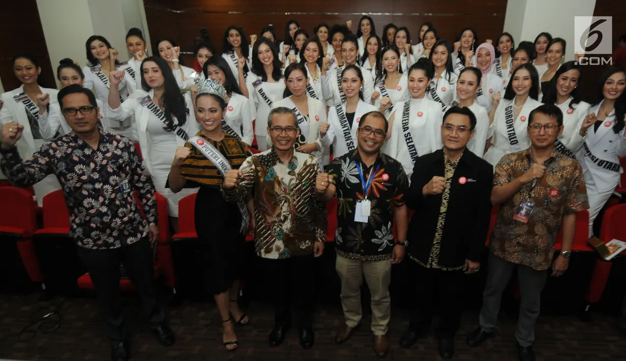 Wakil Ketua KPK Alexander Marwata (ketiga kiri) didampingi Puteri Indonesia Lingkungan 2018 Vania Herlambang (kedua kiri) dan finalis Puteri Indonesia 2019 berfoto bersama disela kunjungan di Gedung KPK, Jakarta, Rabu (6/3/2019). (merdeka.com/Dwi Narwoko)