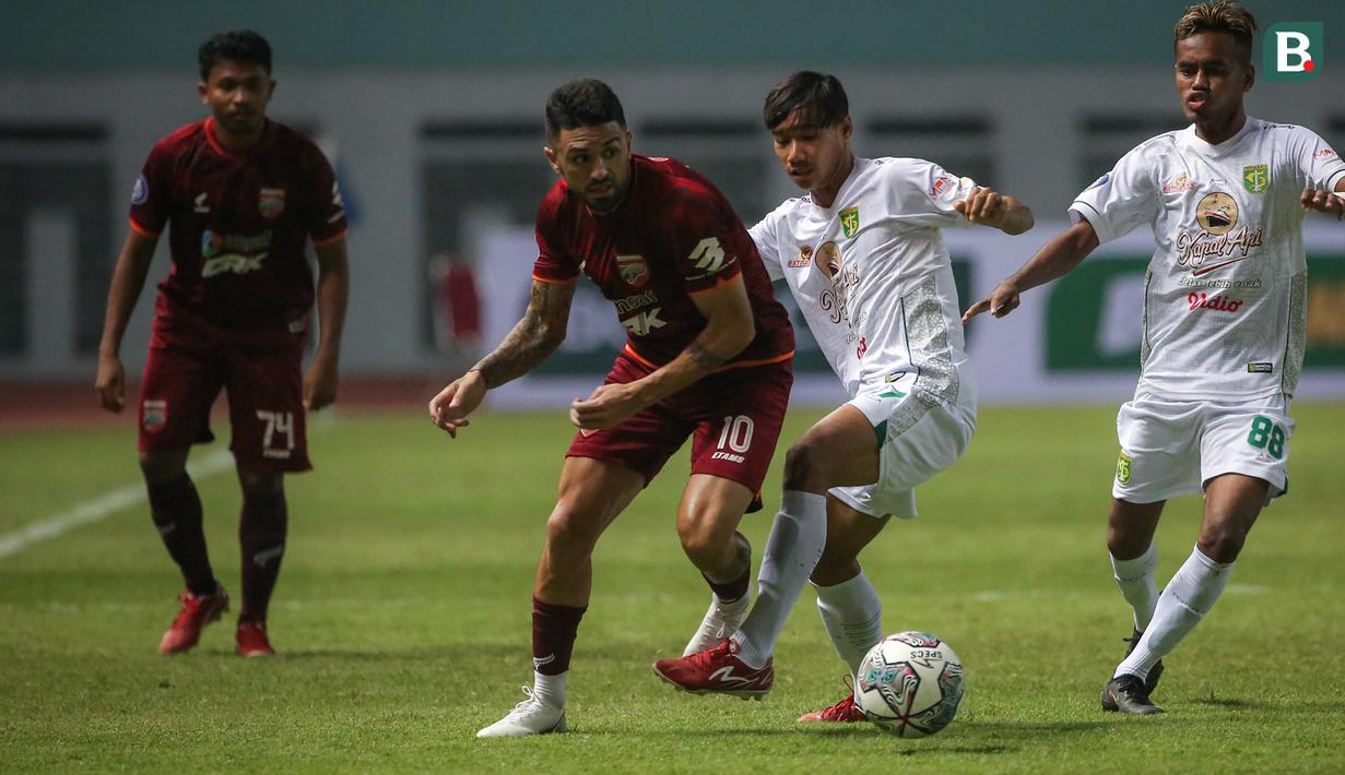 Saat menang 3-1 atas Persebaya Surabaya di pekan pertama BRI Liga 1 2021/2022, Jonathan Bustos membuat 2 assist atas 2 gol dari Terens Puhiri dan Guy junior. Ia juga mampu menjaadi konduktor tim dengan umpan-umpan suksesnya sebanyak 32 kali dalam laga tersebut. (Foto: Bola.com/Bagaskara Lazuardi)