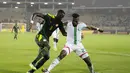 Bek Burkina Faso, Steeve Yago berebut bola dengan pemain Senegal, Cheikhou Kouyate pada pertandingan semifinal Piala Afrika 2022 di stadion Ahmadou Ahidjo di Yaounde, Kamerun, Kamis (3/2/2022). Senegal menang atas Burkina Faso 3-1 dan lolos ke final. (AP Photo/Themba Hadebe)