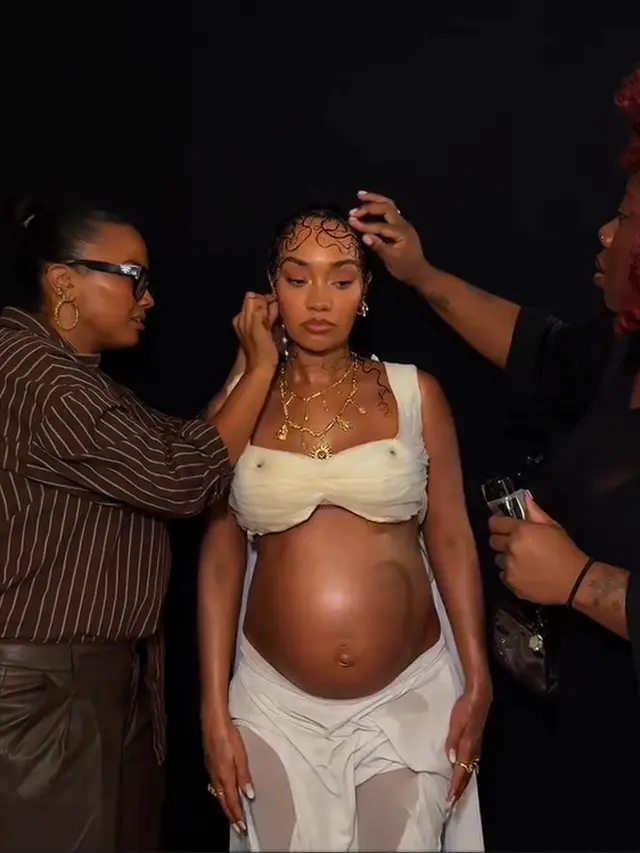 Leigh-Anne Pinnock tampil di runway London Fashion Week mengenakan busana putih rancangan Di Petsa yang mengangkat tema keibuan.