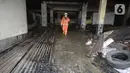 Petugas pemadam kebakaran melakukan pembasahan bioskop Grand Theater yang terbakar di Simpang Lima Senen, Jakarta, Jumat (9/10/2020). Unjuk rasa menentang disahkannya Omnibus Law UU Cipta Kerja berujung aksi anarkis merusak berbagai fasilitas umum pada Kamis malam (8/10). (merdeka.com/Dwi Narwoko)