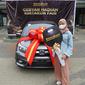 Mahasiswi asal Sukabumi, Nur Gustini menjadi pemenang undian Gebyar Hadiah Kintakun Fair dan membawa pulang mobil Honda Brio.