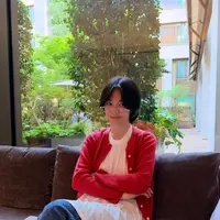 Aktris yang identik dengan tampilan elegan dan feminin ini terlihat tampil lebih playful dengan memadukan dress putih berpotongan loose bersama jeans, mengikuti tren dress over jeans yang kembali populer. [@kyo1112].