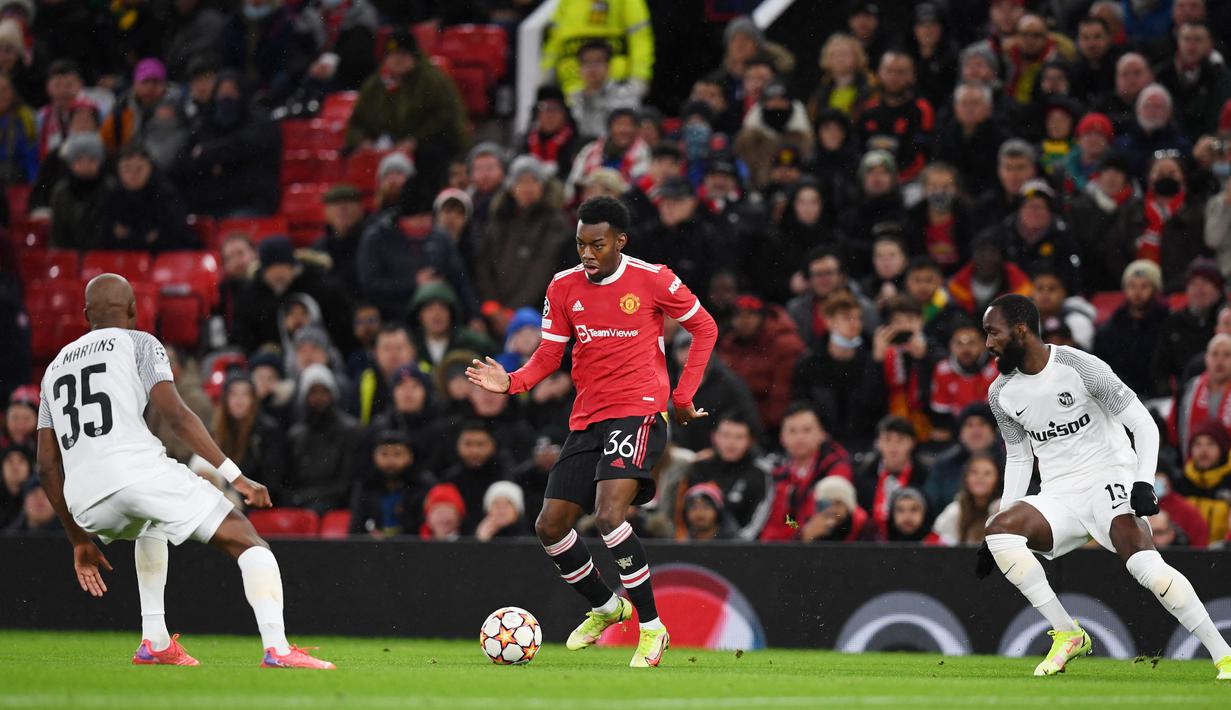 Anthony Elanga - Pemain asal Swedia itu telah mencetak empat gol dari delapan laga Manchester United U-23 musim ini. Catatan apik itu membuat Rangnick terkesan dan memainkannya sejak menit awal pada duel lawan Young Boys. (AFP/Paul Ellis)