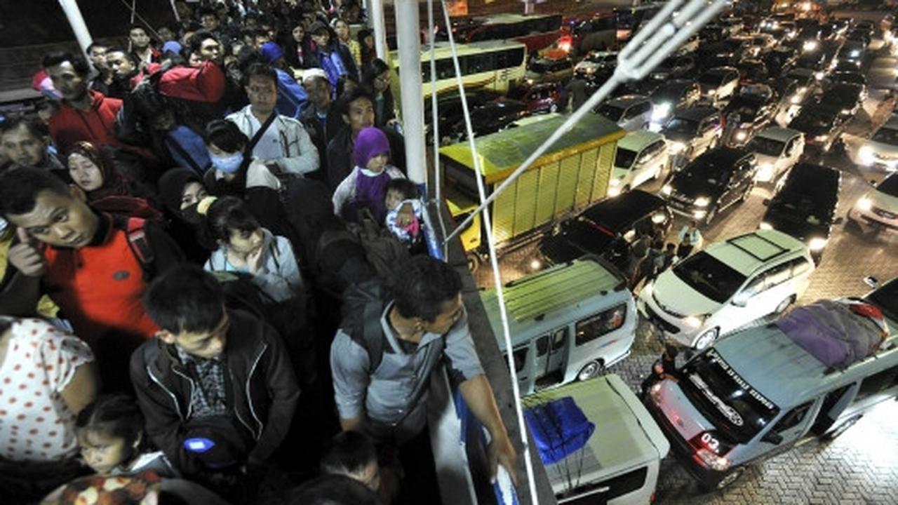 Ribuan pemudik padati Pelabuhan Merak
