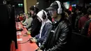 Para Pengunjung terlihat serius memainkan berbagai video game yang ditampilkan dalam acara Paris Games Week di Paris, Prancis (26/10). Paris Games Week diselenggarkan pada 27–31 October. (REUTERS/Benoit Tessier)