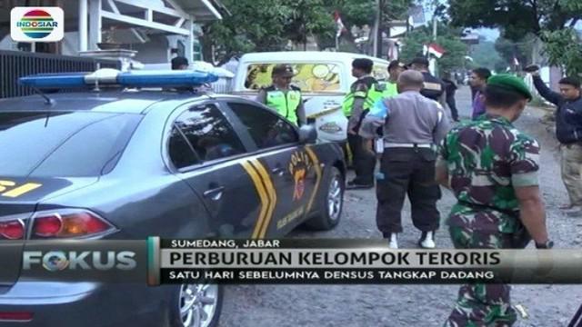 Pascapenangkapan Ahmad Goni dan Gilang, sejumlah polisi masih berjaga-jaga di rumah terduga teroris di Tegal, Jawa Tengah.
