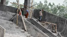 Sejumlah pekerja sedang menyelesaikan tahap pembangunan di Sport Center, Lubuklinggau, (10/9/14). (Liputan6.com/Faizal Fanani)