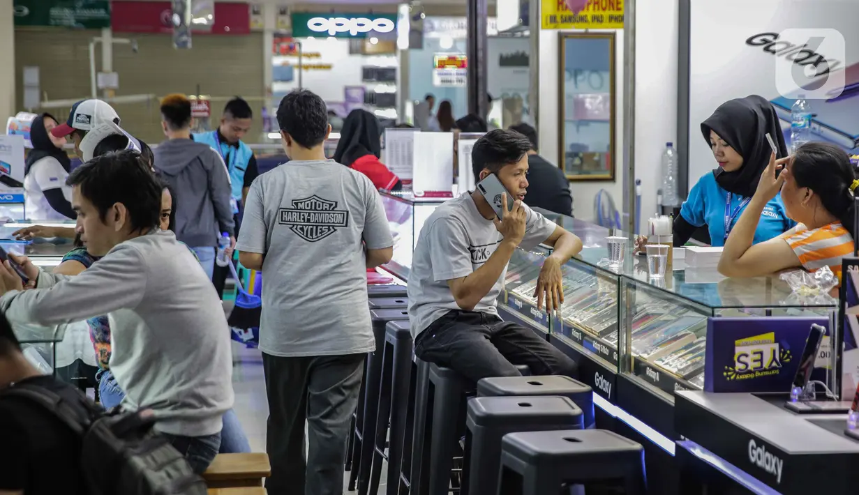 Suasana penjualan smartphone di ITC Roxy Mas, Jakarta, Selasa (26/11/2019). Periset pasar kembali mengungkap lesunya penjualan smartphone pada kuartal II tahun 2019. (Liputan6.com/Faizal Fanani)