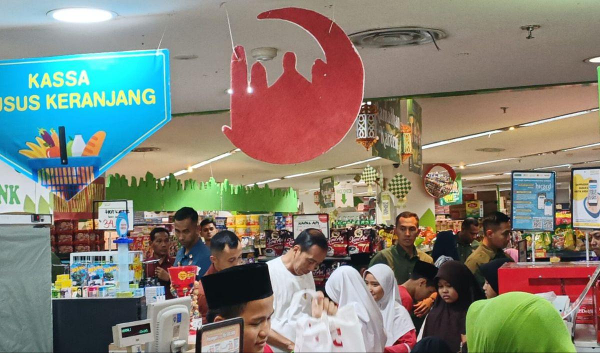 Hal serupa disampaikan Gilang (11). Siswa kelas 5 SD ini mengaku mendapat hadiah baju dan celana dari Jokowi.<br>
