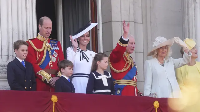 Pangeran William, Kate Middleton, Pangeran George, Pangeran Louis, dan Putri Charlotte, Raja Charles III dan Ratu Camilla. (James Manning/PA via AP)