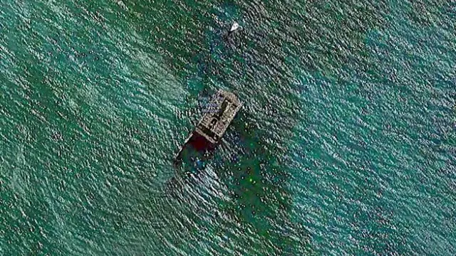 Penampakan kapal karam melalui Google Earth.