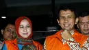 Gubernur Sumatera Utara nonaktif Gatot Pujo Nugroho bersama istrinya Evi Susanti, usai menjalani pemeriksaan KPK, Jakarta, Kamis (20/8/2015). Gatot diperiksa atas kasus dugaan suap kepada hakim dan panitera PTUN Medan. (Liputan6.com/Yoppy Renato)