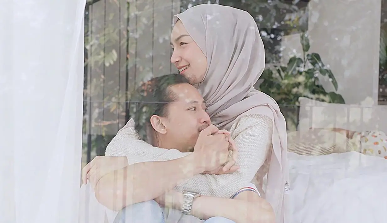 Melody Prima dan Tommy Bagus Setiadi menikah di tahun 2016. Anak pertama mereka, Achmad Ibrahim Al-Khalifi lahir pada tahun 2017. Nah belum lama ini keluarga kecilnya kedatangan anggota baru, Raffasya Arshaka yang lahir pada Maret 2020. (Instagram/melodyprima)