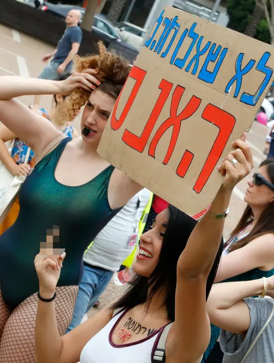 Soerang wanita berunjuk rasa di pantai Mediterania Israel Tel Aviv (4/5). Mereka memprotes budaya pemerkosaan dan pelecehan seksual yang ditujukan pada wanita. (AFP Photo/Jack Guez)