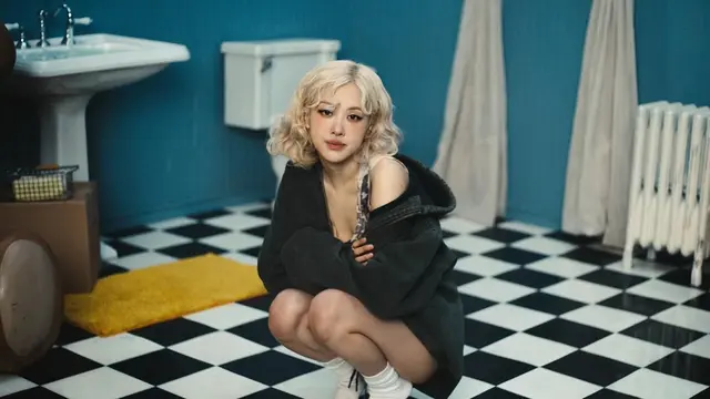 Pesona Khas American Girl Rose BLACKPINK yang Hidupkan Rambut Ikonik Marilyn Monroe