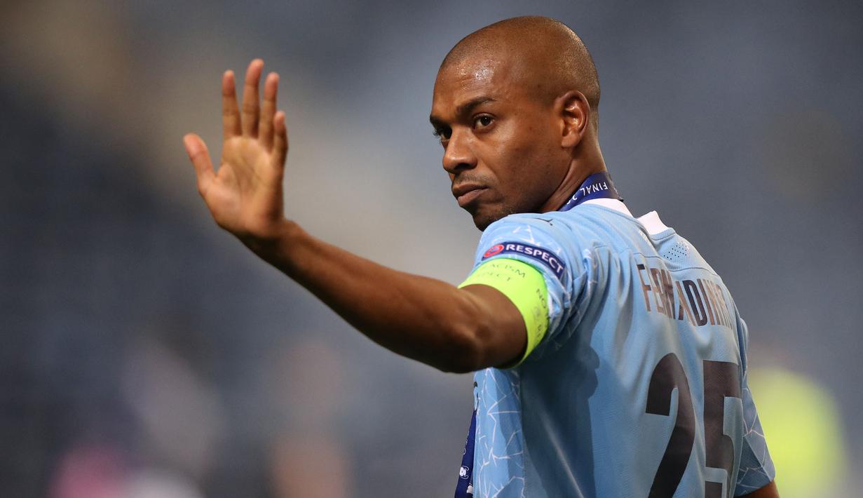 Fernandinho ingin hengkang dari Manchester City karena kurangnya menit bermain di skuat utama. Jatahnya selalu kurang dari tahun ke tahun. Pada musim ini, gelandang Brasil tersebut baru mencatat 23 penampilan di semua kompetisi bersama The Cityzens. (AFP/Jose Coelho)