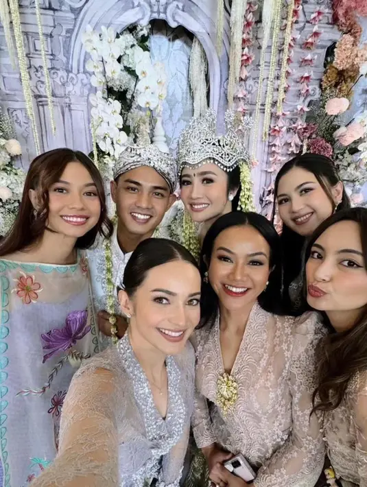Terlihat juga kehadiran Yura Yunita yang mengenakan kebaya kartini modern dengan lengan puff berwarna coklat susu. [@yurayunita].
