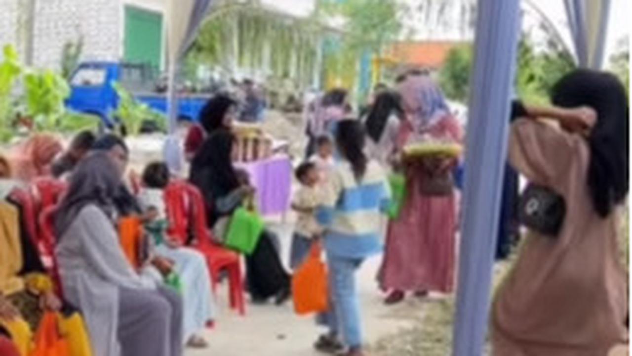 Tak Ada Pelaminan Mewah Cuma Bermodal Bangku Plastik, Resepsi Sederhana Pengantin Baru di Jatim ini Jadi Sorotan