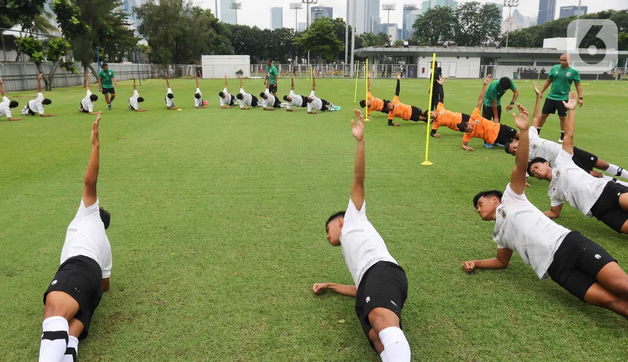 Para pemain Timnas Indonesia U-22 melakukan pemanasan selama sesi latihan tim di Lapangan A Senayan, Jakarta, Kamis (2/3/2023). Meski belum diikuti oleh semua pemain, Indra Sjafri mengatakan bahwa kondisi pemain yang menjalani TC ini bagus. (Liputan6.com/Herman Zakharia)