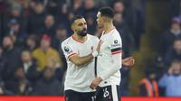 Pemain Liverpool, Trent Alexander-Arnold melakukan selebrasi bersama Mohamed Salah setelah mencetak gol penyeimbang 2-2 ke gawang Aston Villa dalam laga lanjutan Liga Inggris 2024/2025 di Villa Park, Brimingham, Inggris, Rabu (19/02/2025) waktu setempat. (AP Photo/Darren Staples)