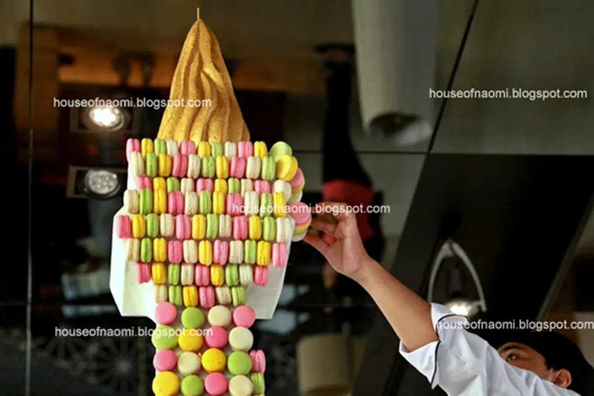 Ketika 'Monas" Bertabur Kue Macaron