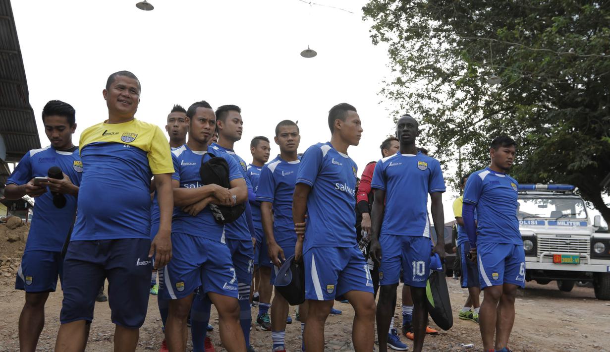 Para punggawa Persib menunggu kedatangan kapal klotok (feri) yang akan membawa mereka melintasi Sungai Mahakam menuju Stadion Aji Imbut, Tenggarong, Kaltim, Sabtu (3/10/2015). (Bola.com/Vitalis Yogi Trisna)